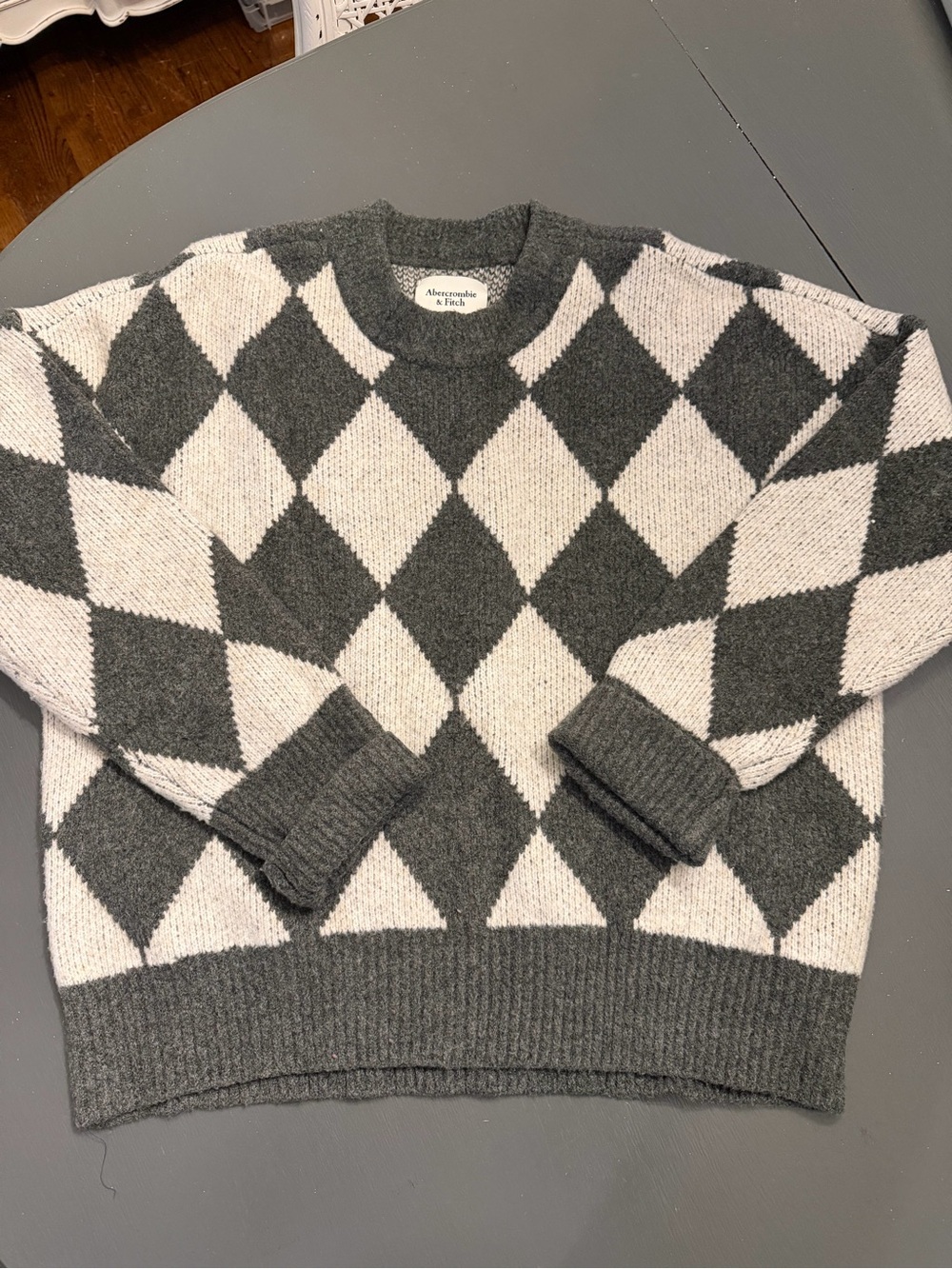 Abercrombie & Fitch Men's Gray and Cream Argyle Crewneck Sweater